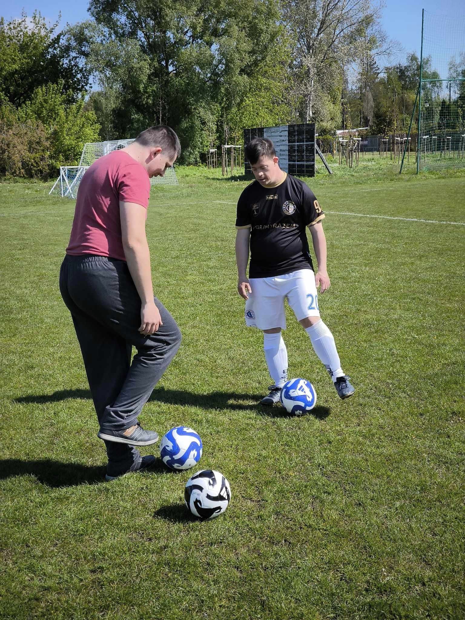 Szymon i Tomek trenujący na boisku