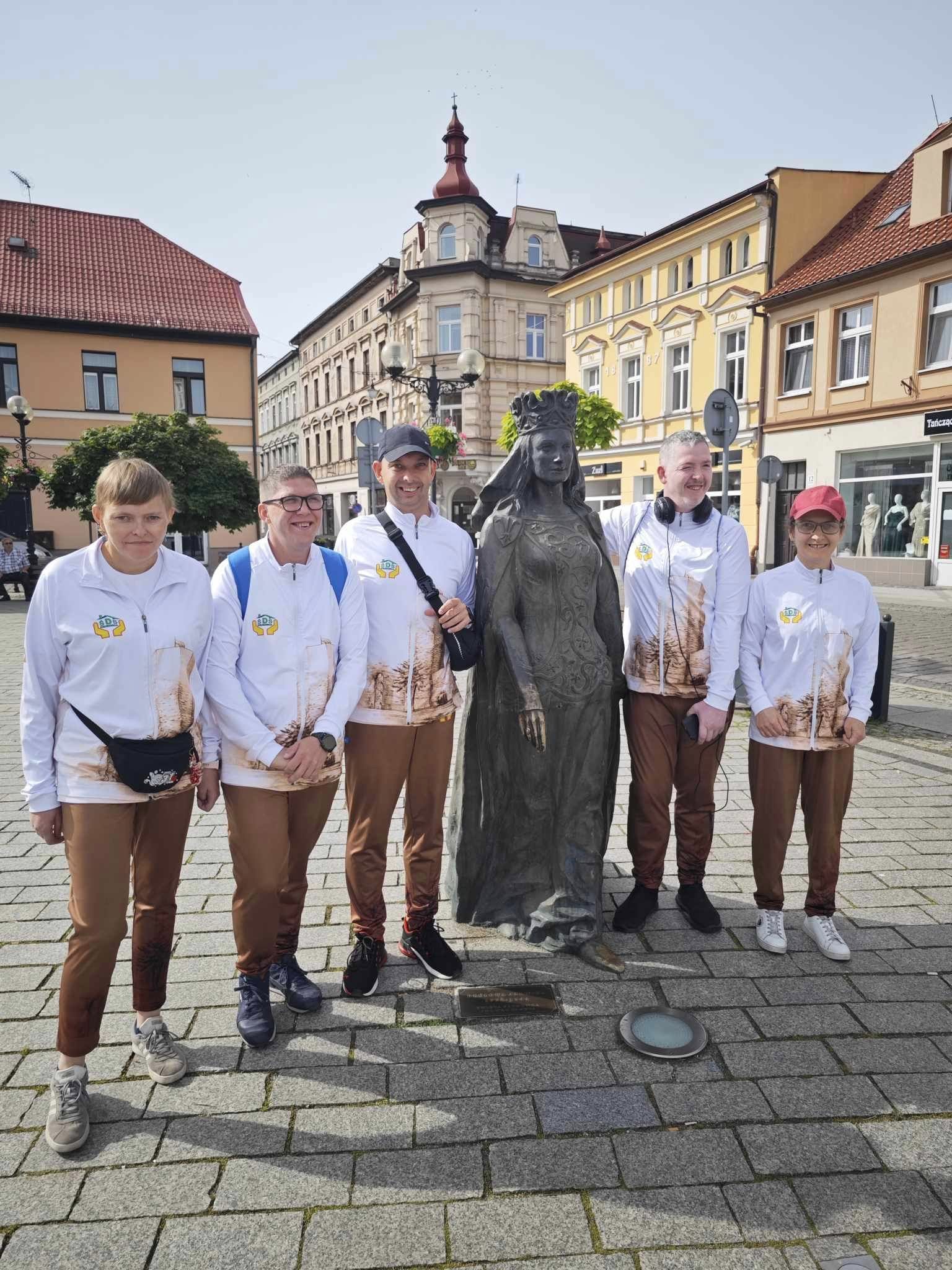 Uczestnicy po sportowych zmaganiach na spacerze ulicami Inowrocławia- pomnik Królowej Jadwigi