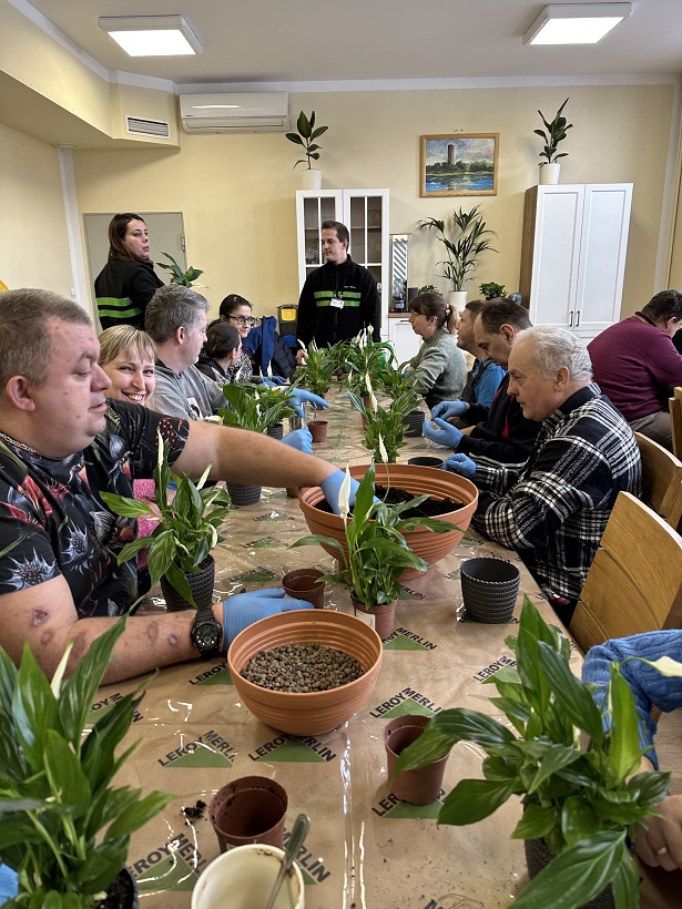 Uczestnicy sadzą roślinki